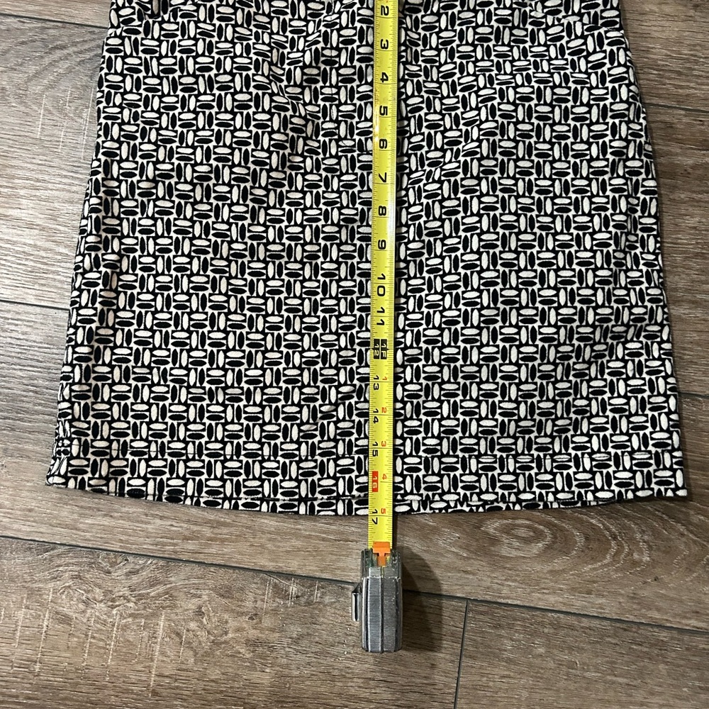 Loft AT- velvety soft cotton skirt w/2 front  pockets, zippered front closure.
